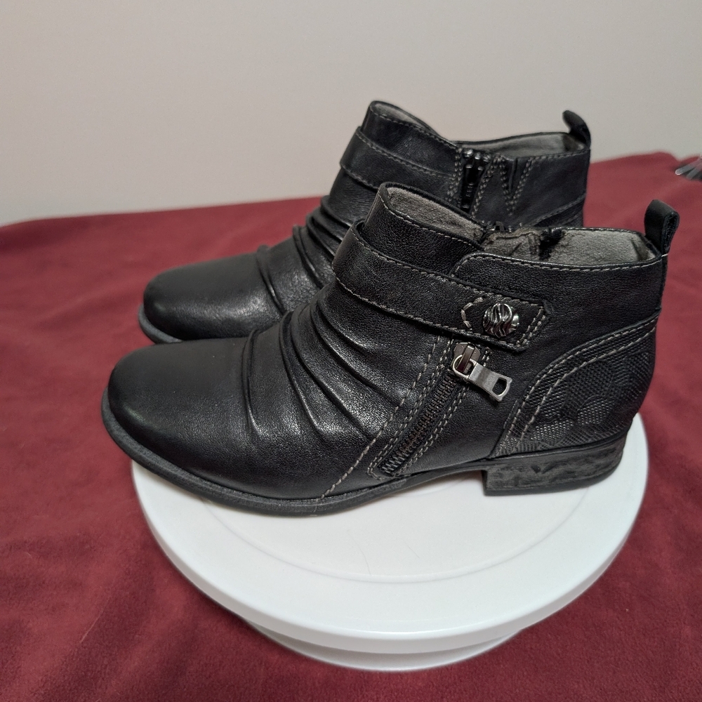 Earth Avani Buckeye Womens Black Ankle Bootie - Size 8